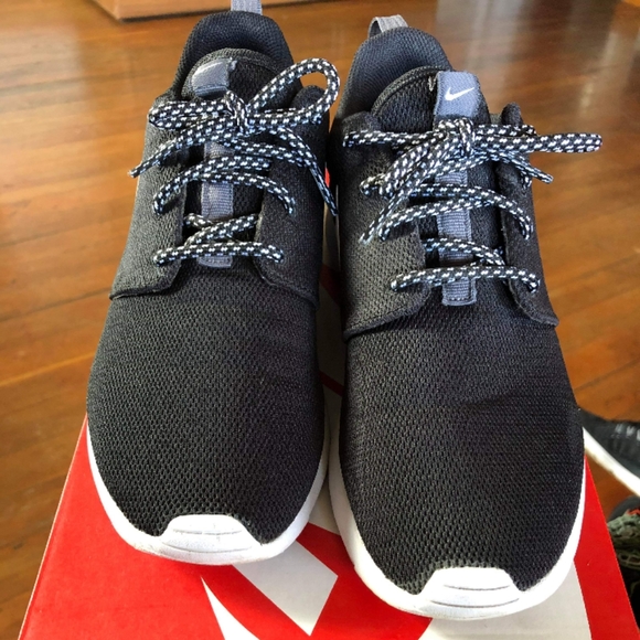 Nike Shoes - Nike Roshe